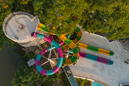 Fotografía de la zona de juegos del Hotel Lagomar Compensar, que muestra un trampolín y un muro de escalar para niños